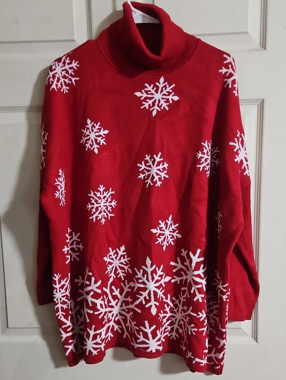 TINT & SHADOW LADIES RED SNOWFLAKE PONCHO SWEATER: NEW WITH TAGS: SIZE L/XL